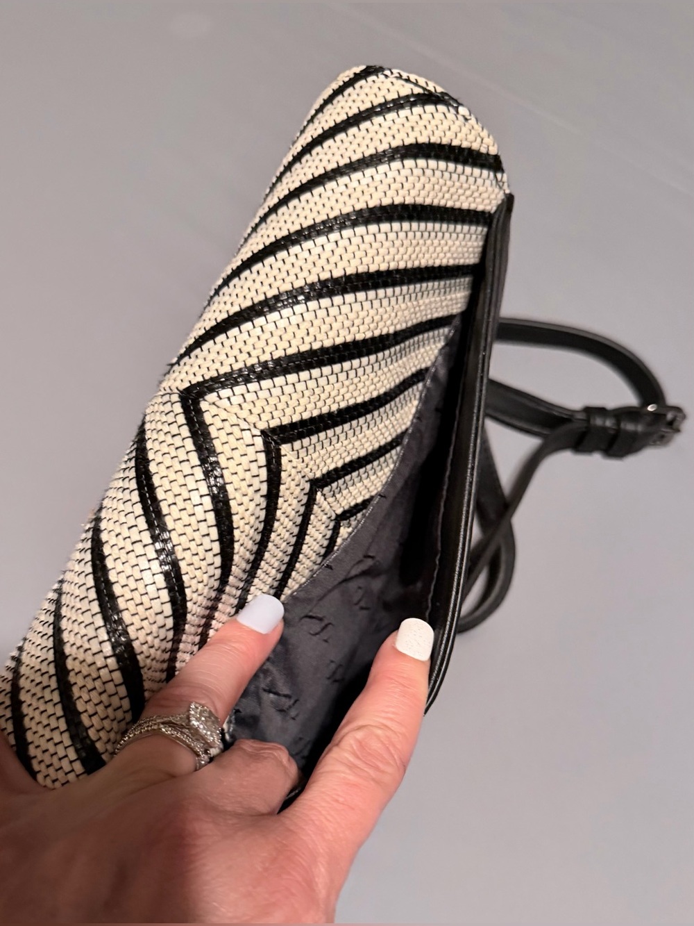 ✨✨NWT✨✨Simply Vera Wang Black & White Chevron Crossbody Bag - Picture 5 of 11